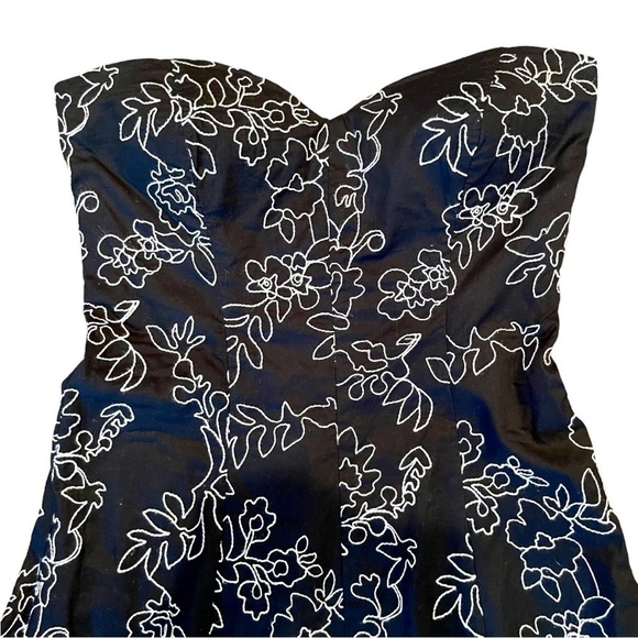 WHITE HOUSE|BLACK MARKET, NWOT, GORGEOUS, WOMENS STRAPLESS, BLACK DRESS. SIZE 2 - Picture 2 of 6